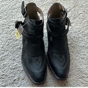 Black cowgirl bootie with white stitching